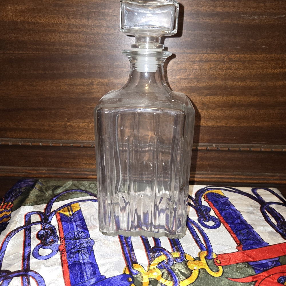 Elegant Clear Glass Decanter With Lid